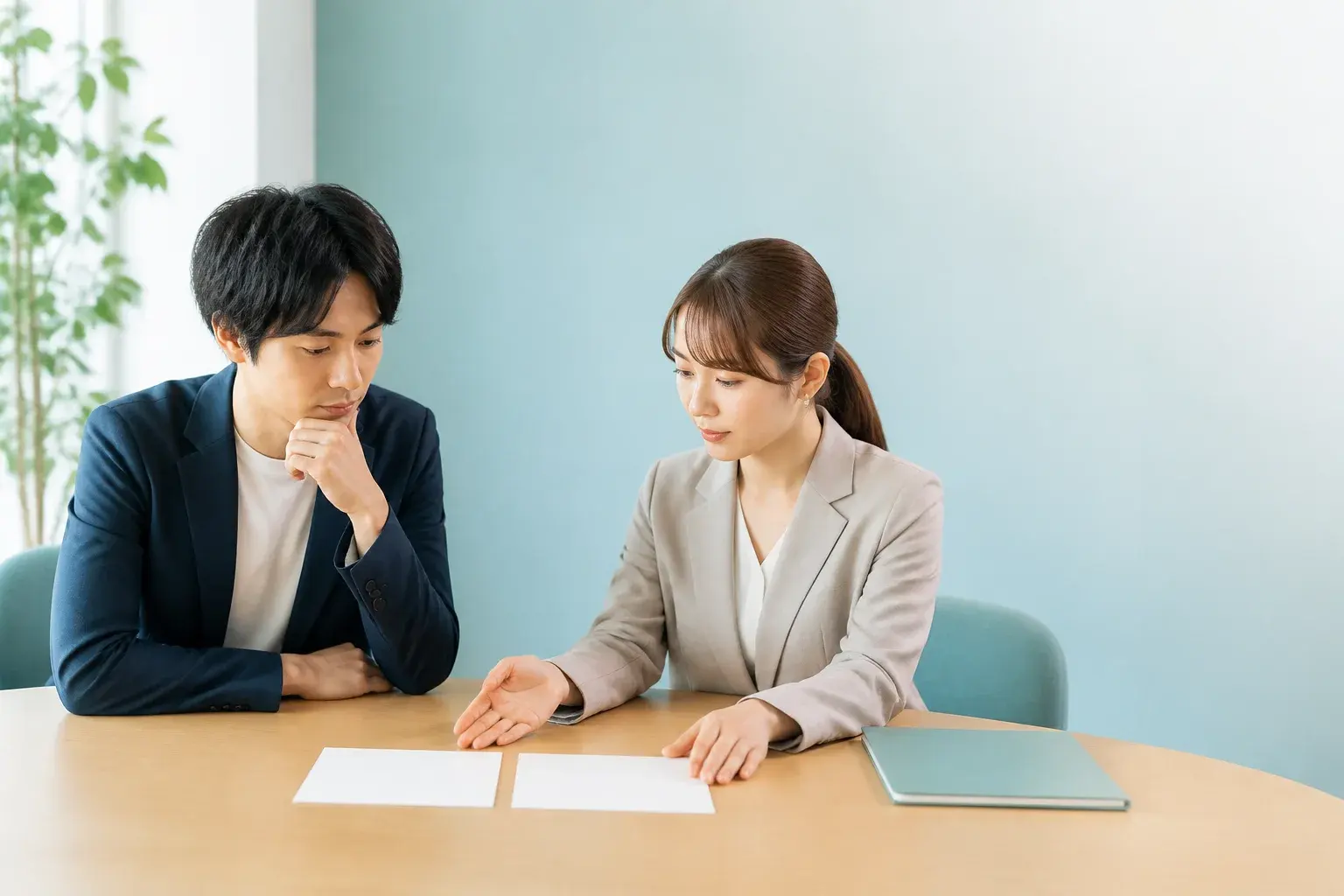 元の求人と別に提案された求人の条件を担当者と比較する求職者