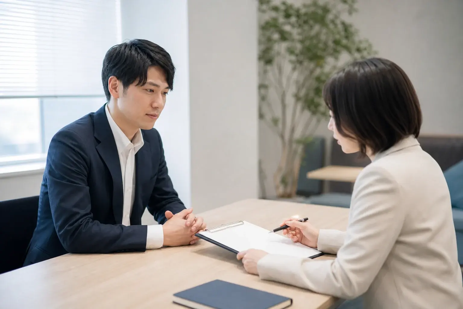 人材業界への転職相談で白紙の確認シートを見ながら話す二人