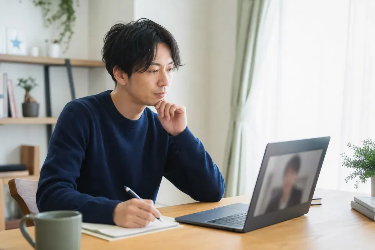 オンラインでキャリア相談を受ける求職者